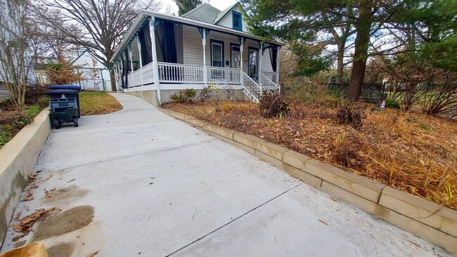 Building Photo - Charming and Sunlight 3BD, 1 BA in the Quaint DC Suburb of Mount Rainer, MD!!!