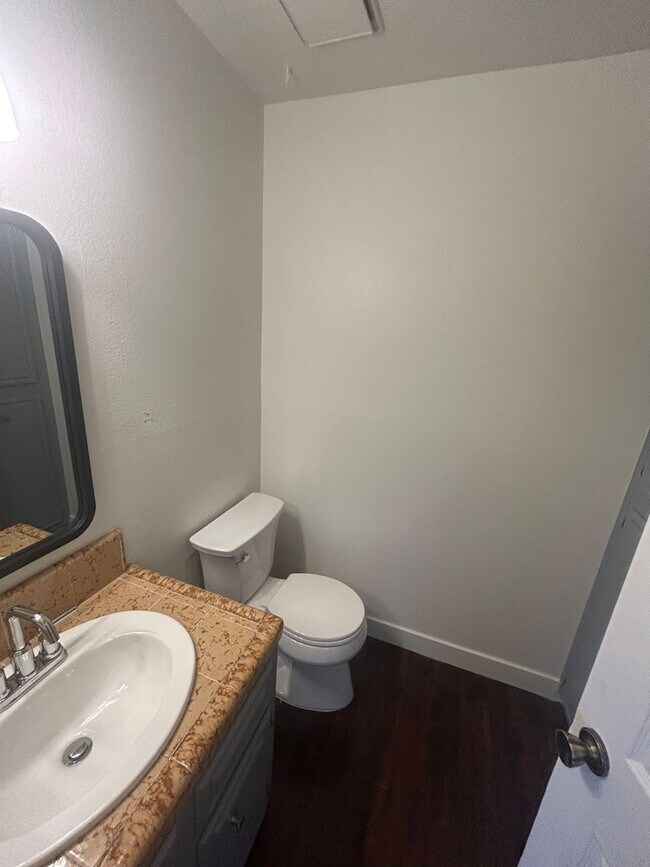 Building Photo - Beautiful Condo For Rent