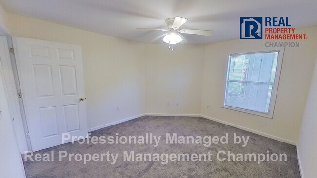 Building Photo - First Floor Condo with Spacious Floorplan