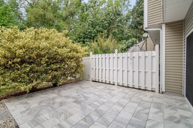 Building Photo - Spacious Townhome in Prime South Charlotte...