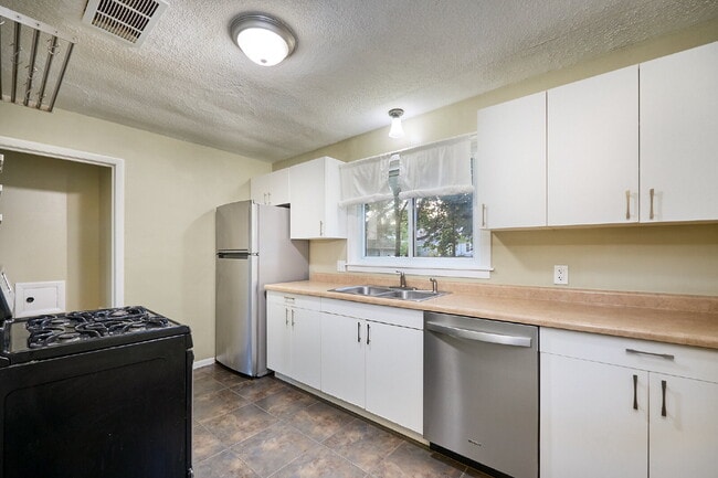 Building Photo - Charming 3-Bedroom Home with Finished Basement in Minneapolis!