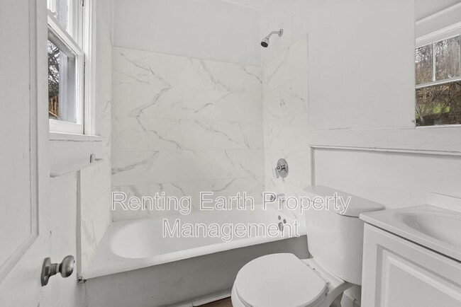 Building Photo - 1900 15th Ct N