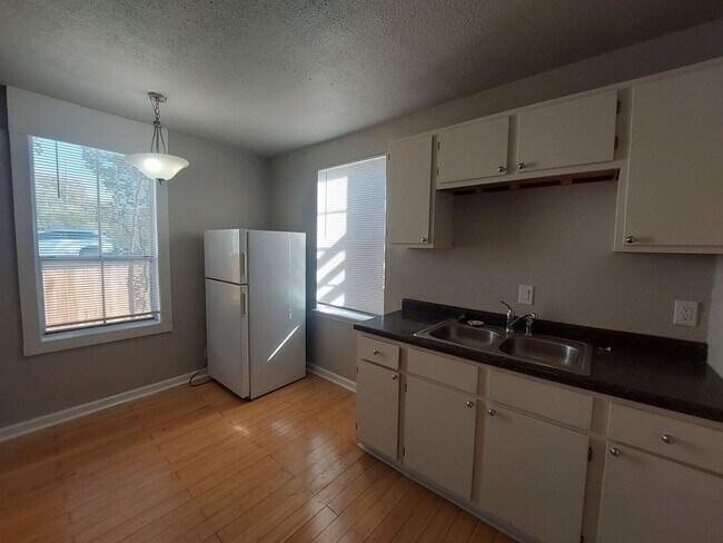 Building Photo - 455 Eleanor Ave