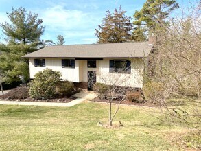 Building Photo - Great Location 1/2 mile from downtown Weav...