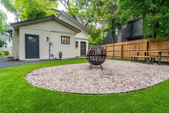 Building Photo - 1507 Holly St