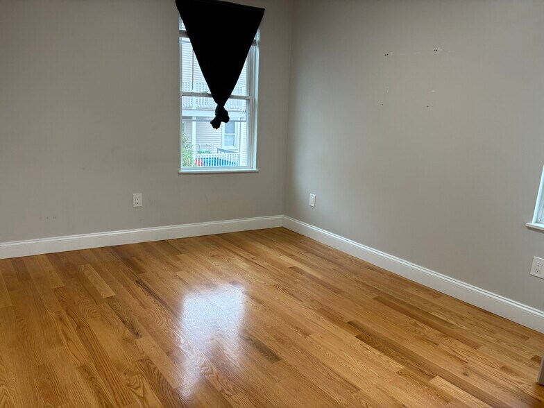 Building Photo - 595 Main St