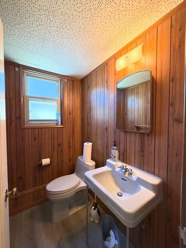 Building Photo - UPDATED HUGE SUNNY 2250sf 3BR+Den/1+2Half BA 2250sf Sunset/UCSF Home VIEWS AVAILABLE NOW