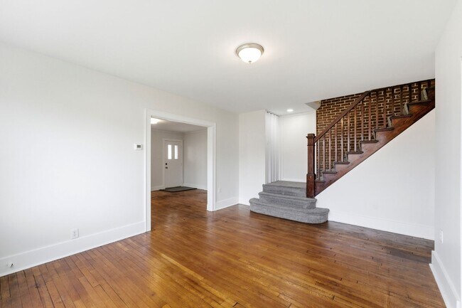 Building Photo - Beautiful, Newly Updated 3 Bedroom/1.5 Bath on quiet street near Pittsburgh's North side. AVAILAB...