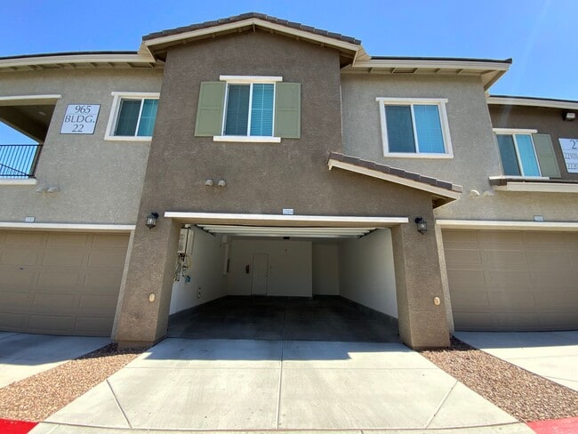 Building Photo - GATED 3 BED 3 BATH 2 CAR GARAGE TOWNHOUSE w/ LOFT + ROOM DOWNSTAIRS & COMMUNITY POOL IN HENDERSON