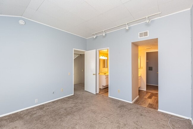 Building Photo - **LOOK NO FURTHER 3 BEDROOM TOWNHOME W/LAU...