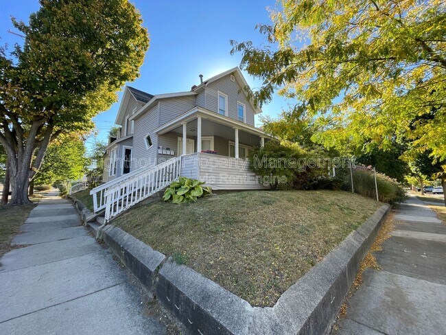 Building Photo - 1000 Cass Ave SE