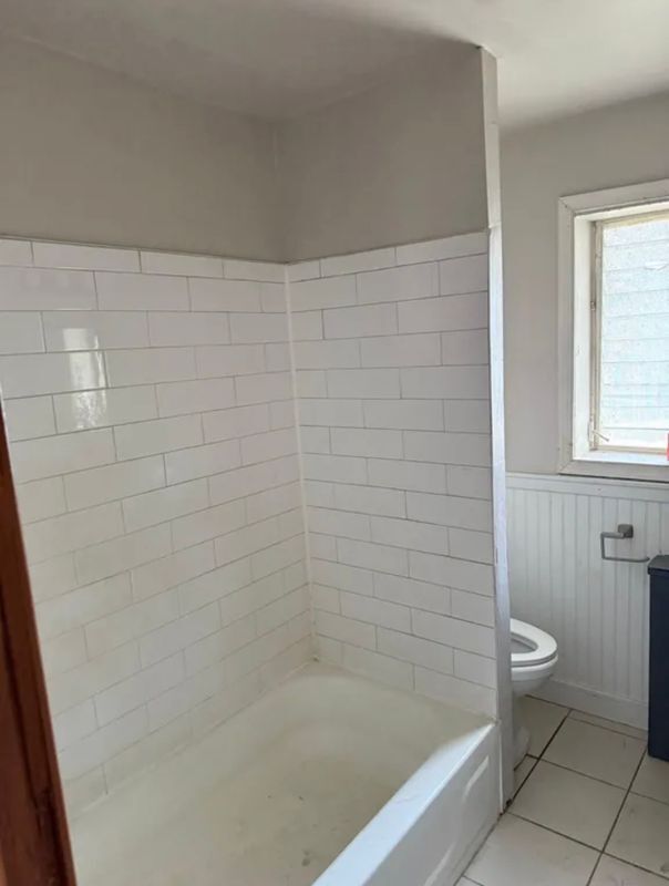 Building Photo - 216 E 24th St