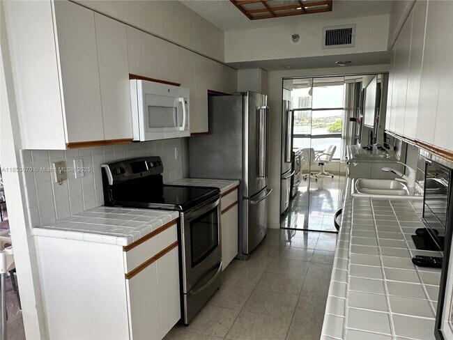 Building Photo - 3530 Mystic Pointe Dr