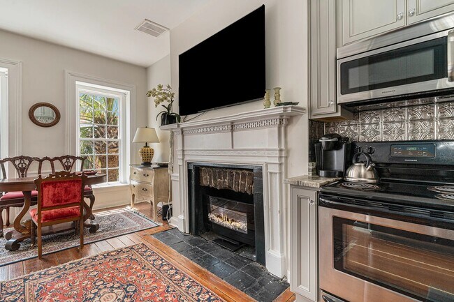 Building Photo - 342 King St