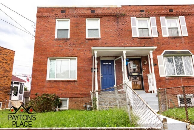 Building Photo - Spacious Single Family home with Huge Back...