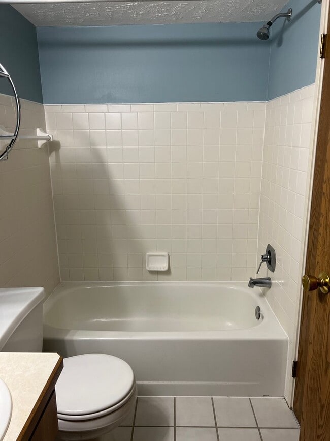 Building Photo - 2 Bedroom, 2 Bath Broadview Heights