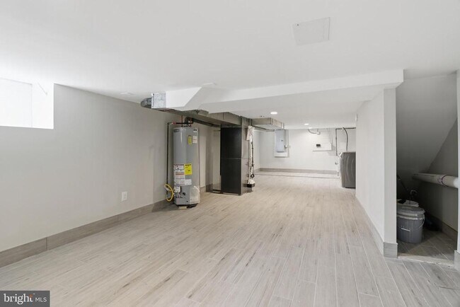 Building Photo - 825 Aubrey Ave