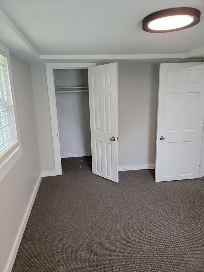 Building Photo - AVAILABLE JUNE 1st 2026 - Fantastic Newly ...