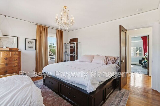 Building Photo - 525 W Lynwood St