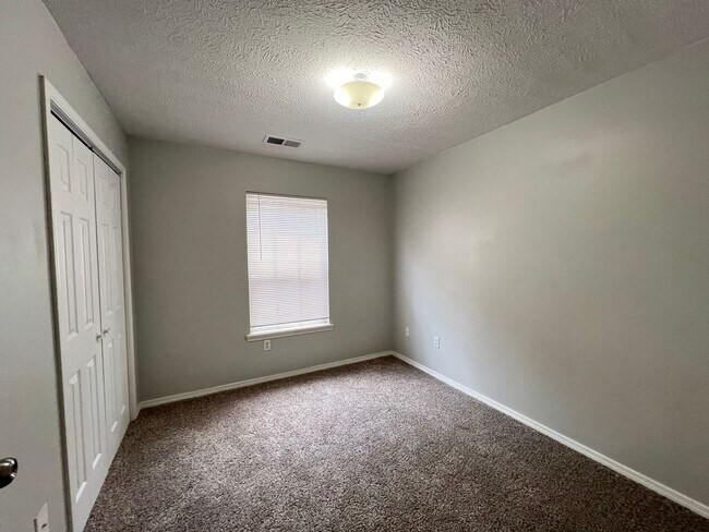 Building Photo - 105 Garden Cir