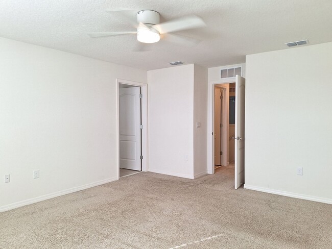 Building Photo - 3BR 2.5BA VENETIAN BAY TOWNHOME