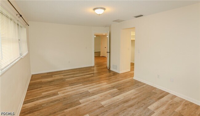 Building Photo - 5654 Eichen Cir