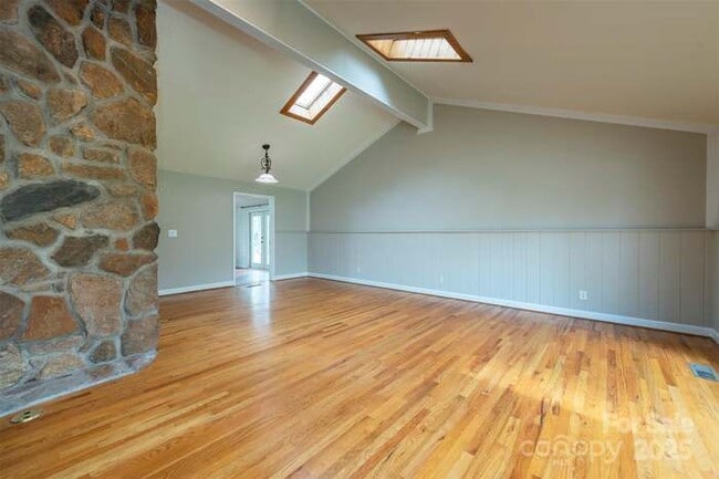 Building Photo - 411 Holly Hill Dr