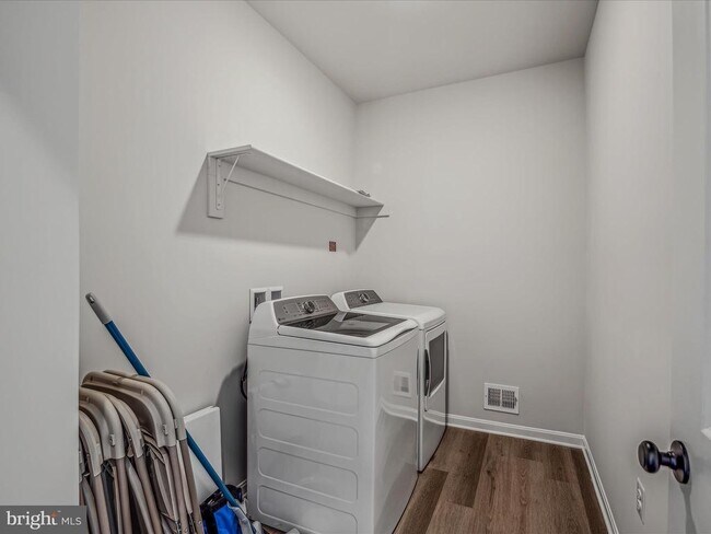 Building Photo - 290 Scoter Rd