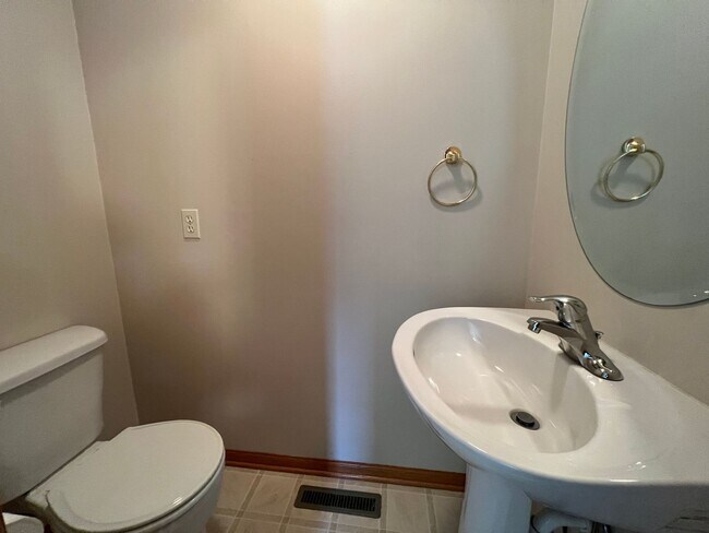 Building Photo - Gorgeous 5 Bed, 2.5 Bath Single-Family Home!