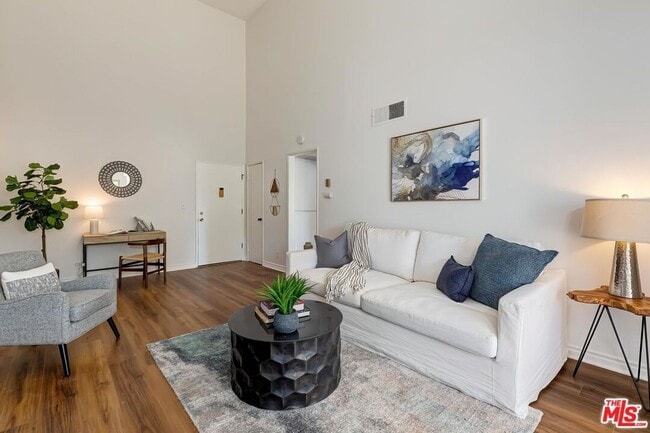Building Photo - Beautiful 1 bed 3rd floor (top) condo in lakeside community in Culver City