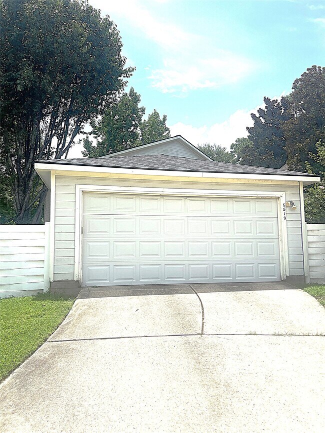 Building Photo - 6819 Kingwood Glen Dr