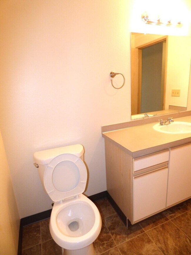 Building Photo - Rent Special: 1/2 Off June's Rent!! 1 bedroom 1 bath second level unit!