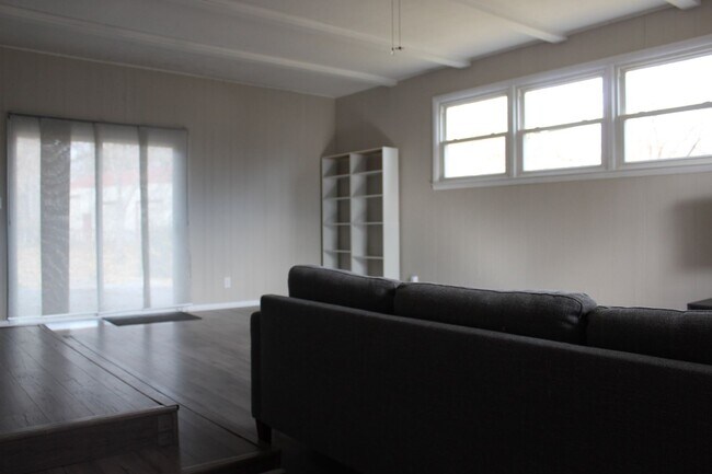 Building Photo - Bright and Spacious 3 Bedroom Furnished Rental