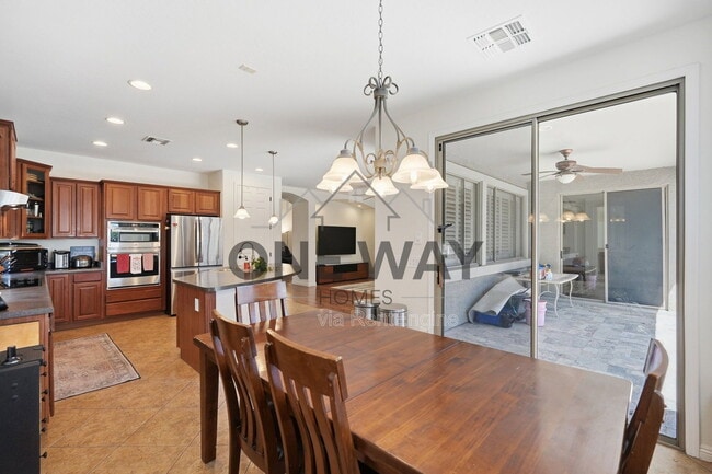 Building Photo - 587 E Benrich Dr