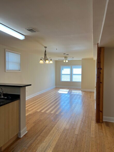 Building Photo - 2527 Brookfield Ave
