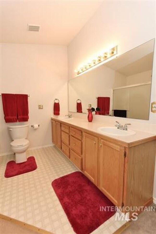 Building Photo - 3 Bedroom 2 Bath Home on 1/4 Acre Available 1/6/2026