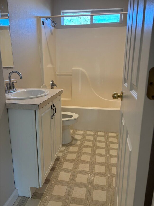 Building Photo - 3 BR/2.5 BA Townhouse