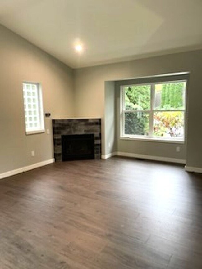Building Photo - Lovely 3 Bedroom Recently Renovated!