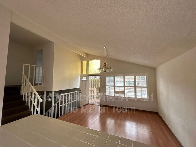 Building Photo - 306 E Quail St