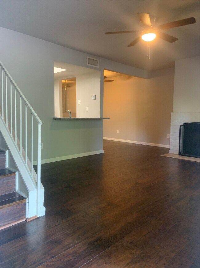 Building Photo - 766 Memorial Mews St