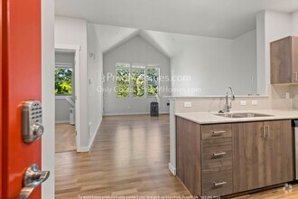 Building Photo - Charming One Bedroom, One Bathroom Condo i...