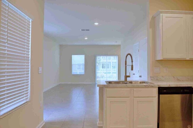 Building Photo - Stunning 3-Bedroom Townhome for Rent in Ba...