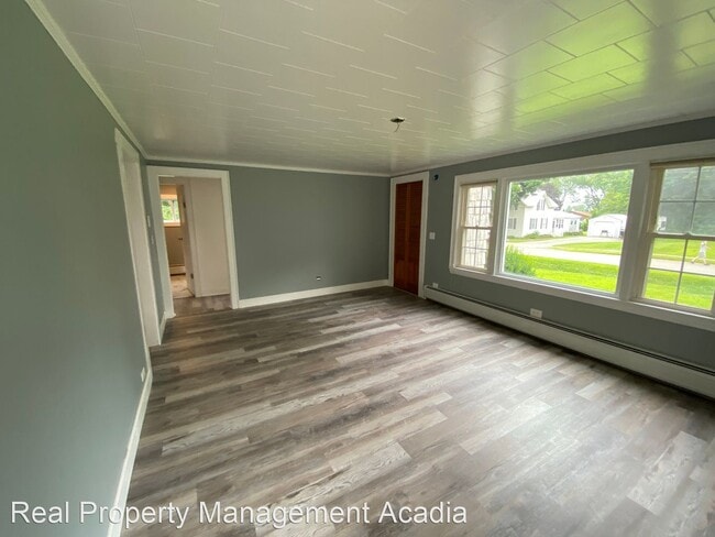 Building Photo - 3 br, 1.5 bath House - 13 Elm Street