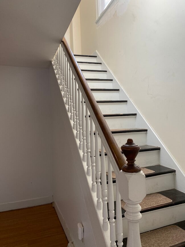 Building Photo - 8 Paterson Hill Rd