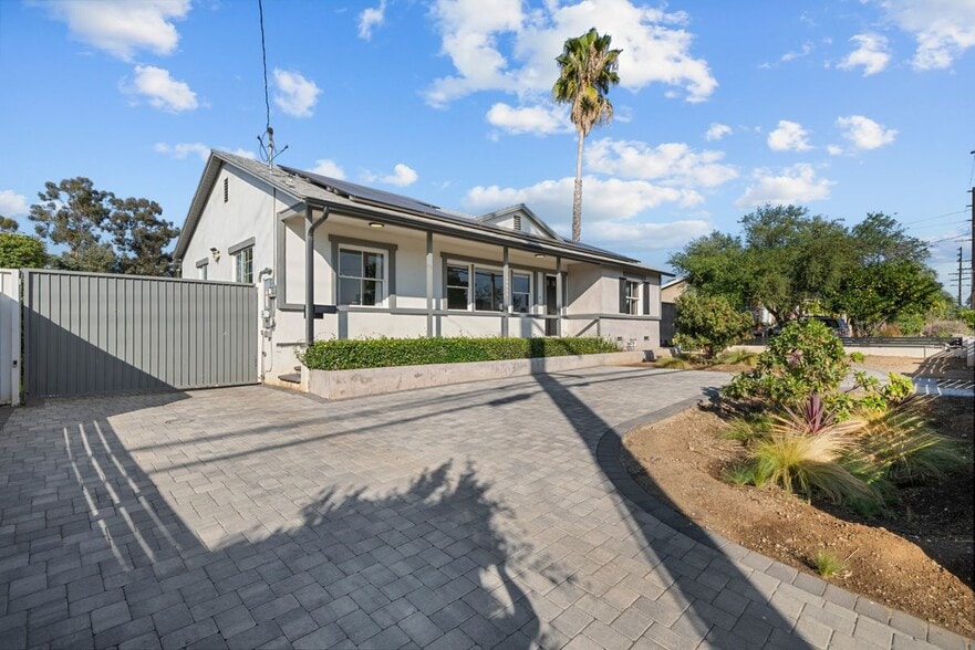 Building Photo - 14673 Chatsworth St