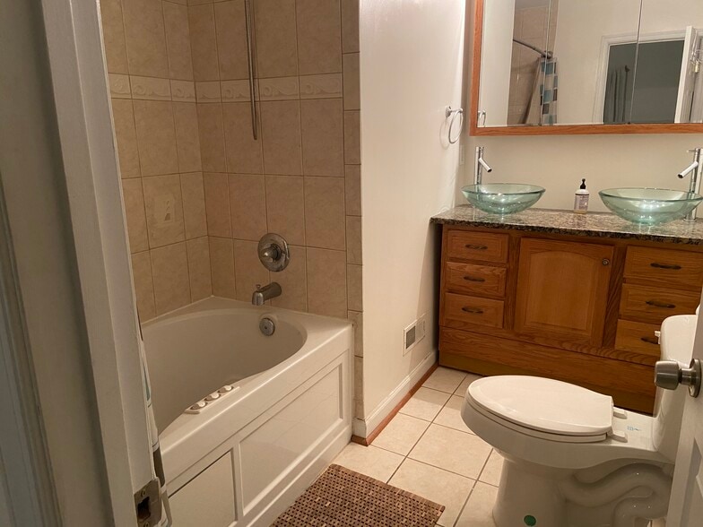 Ensuite Bathroom - 1164 Nanticoke St