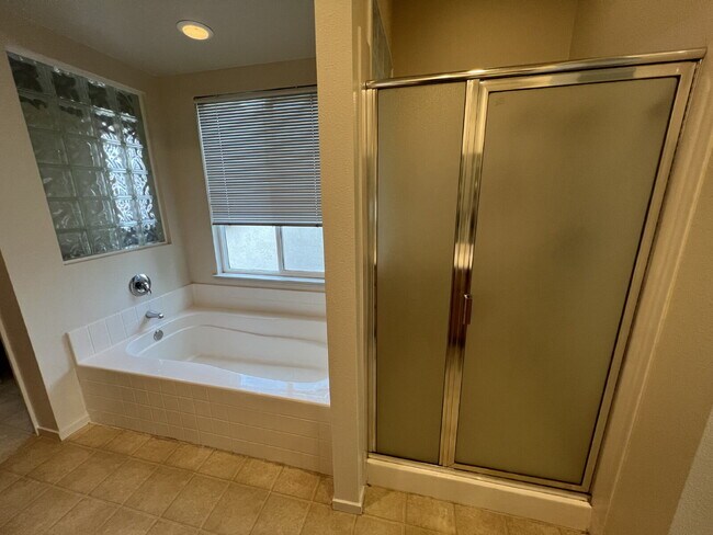 Building Photo - North Merced: 5 bedroom 3 bathroom 2 story...
