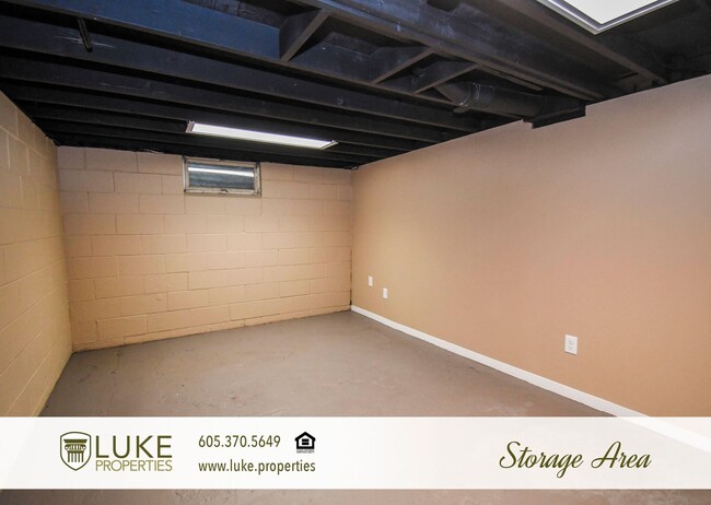 Building Photo - 226 N Lake Ave