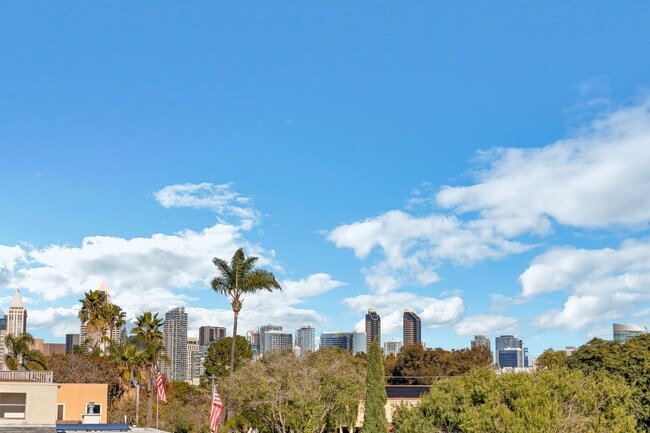 Building Photo - 3-bedroom 3.5 Coronado Village home near schools