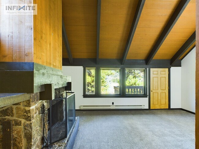 Building Photo - Comfortable 2 bedroom and 3 bathroom in Bi...